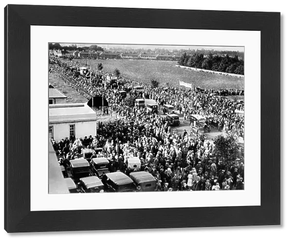 Crowds gather near Croydon aerodrome to welcome Amy Johnsons homecoming from Australia 1930