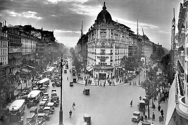 A busy street scene in Paris in 1928