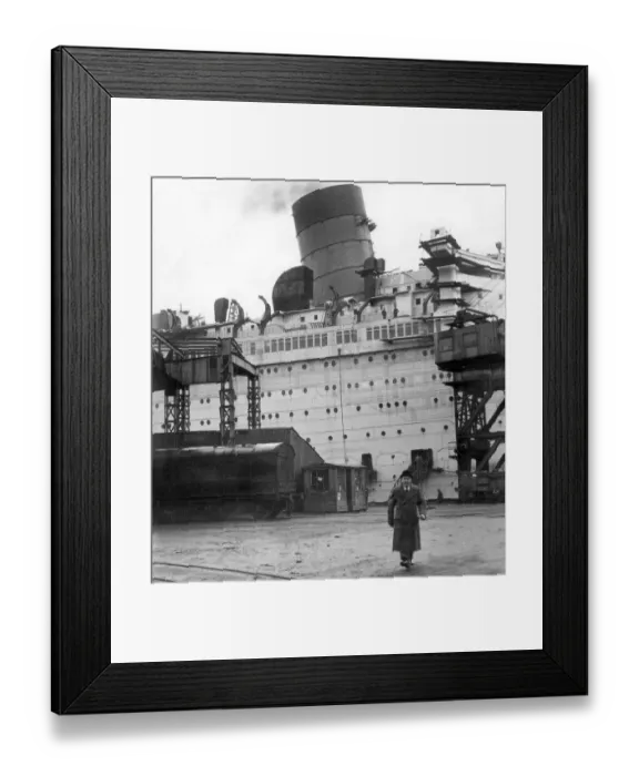 Framed Print : The Queen Mary Cruise Ship in 1935 Exclusive picture of a great