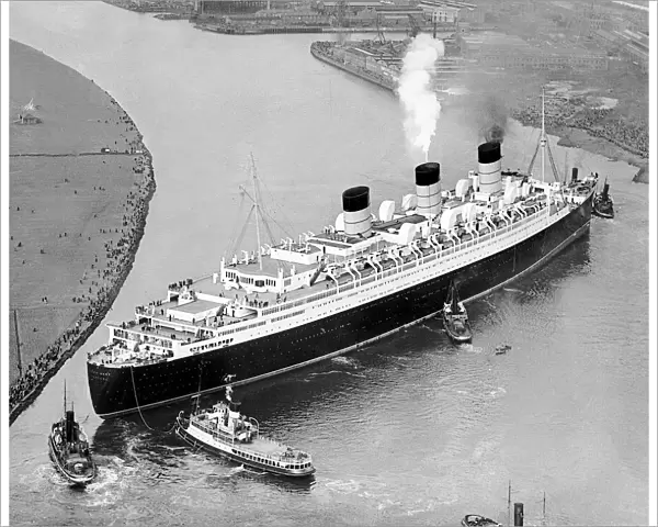 The Queen Mary Cruise Ship in the Clyde river