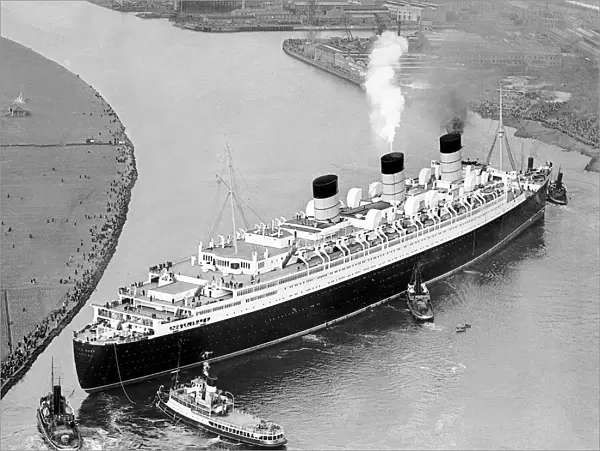 The Queen Mary Cruise Ship in the Clyde river