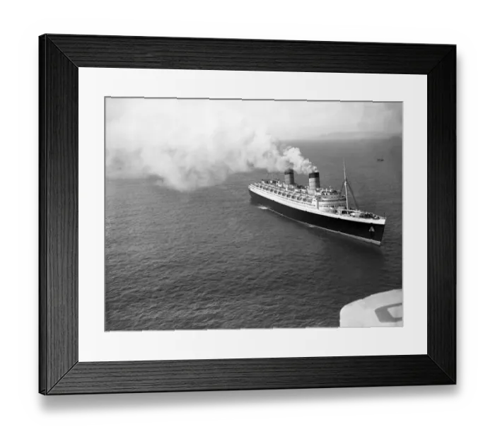 Framed Print : The Queen Elizabeth ocean liner at sea Framed Print : The Queen Elizabeth ocean liner at sea