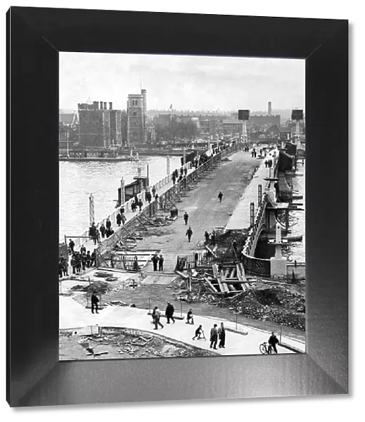 New Lambeth Bridge, London under construction, 1932