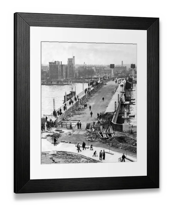 Framed Print : New Lambeth Bridge, London under construction, 1932 Framed Print : New Lambeth Bridge, London under construction, 1932