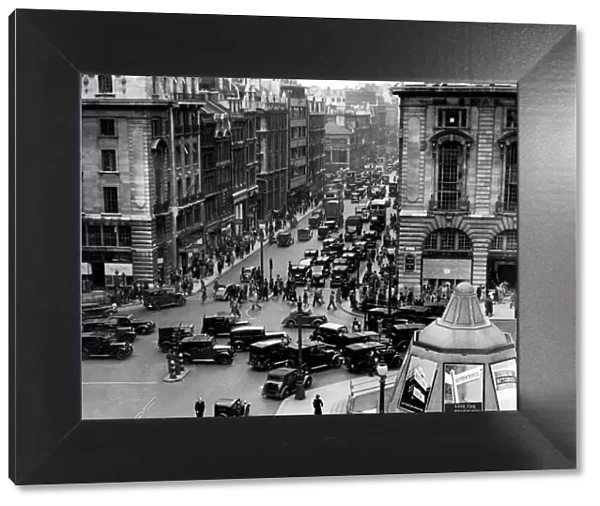 Piccadilly Circus traffic in 1946