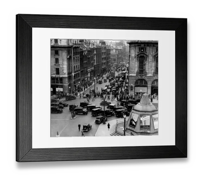 Framed Print : Piccadilly Circus traffic in 1946 Framed Print : Piccadilly Circus traffic in 1946