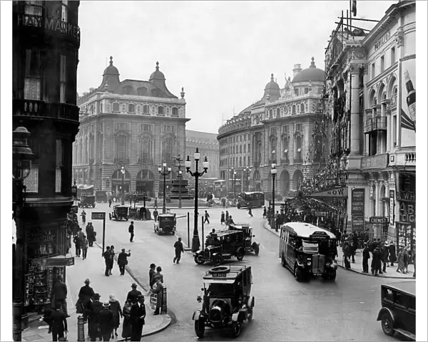 Piccadilly Circus in 1932