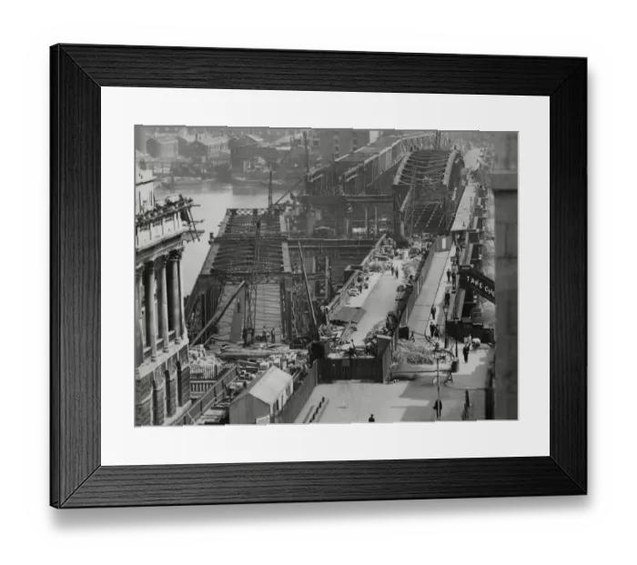 Framed Print : Waterloo Bridge in London, 1925 Framed Print : Waterloo Bridge in London, 1925