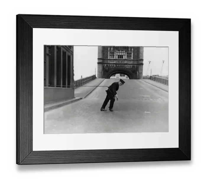Framed Print : An attendant at London Tower Bridge closes the gate Framed Print : An attendant at London Tower Bridge closes the gate