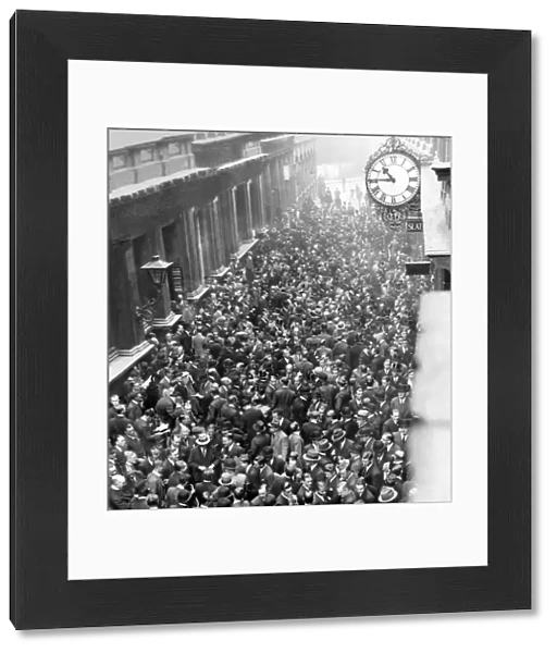 Crowds outside the London Stock Exchange, 1931