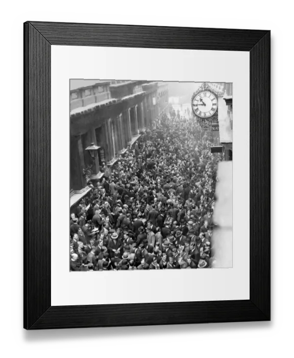 Framed Print : Crowds outside the London Stock Exchange, 1931 Framed Print : Crowds outside the London Stock Exchange, 1931