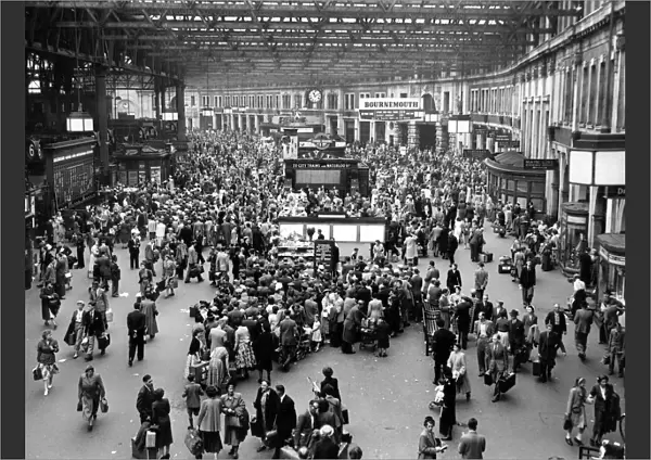 Crowds of commuters at Waterloo train station, 1953