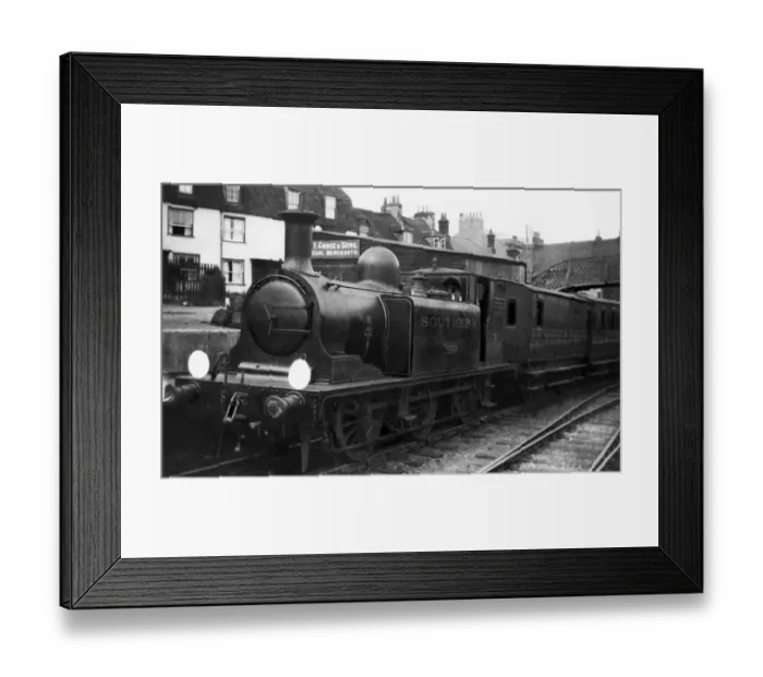 Framed Print : Steam engine entering station in the Isle of Wight Framed Print : Steam engine entering station in the Isle of Wight