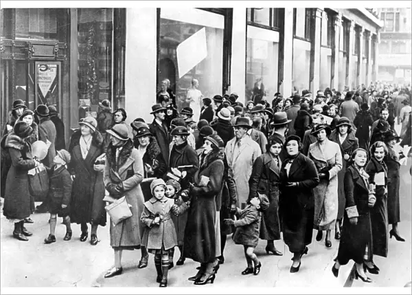 Christmas shoppers in 1934