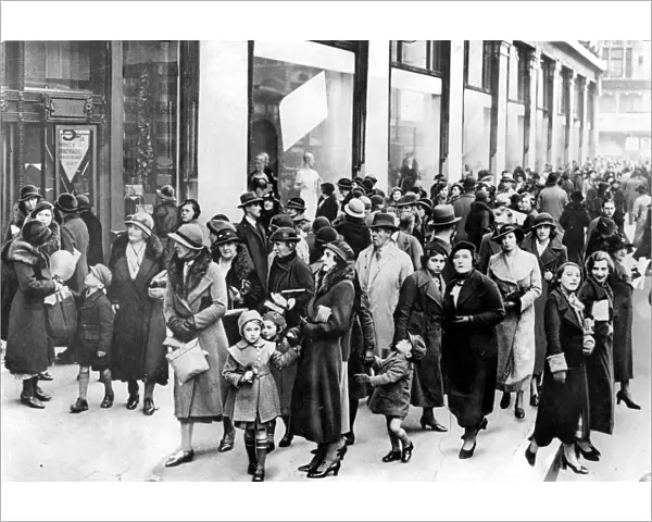 Christmas shoppers in 1934