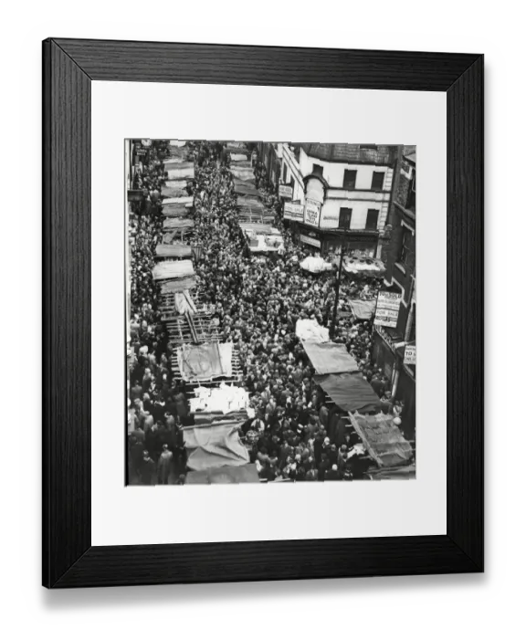Framed Print : Christmas shopping in Petticoat Lane 1953