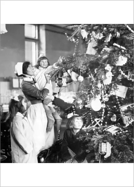 Decorating a Christmas tree 1922
