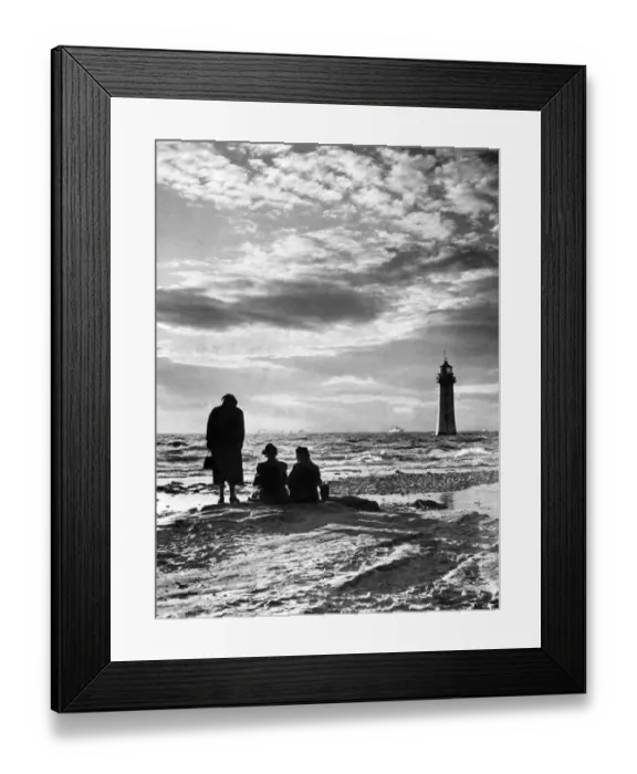 Framed Print : New Brighton Lighthouse, with silhouetted figures watching