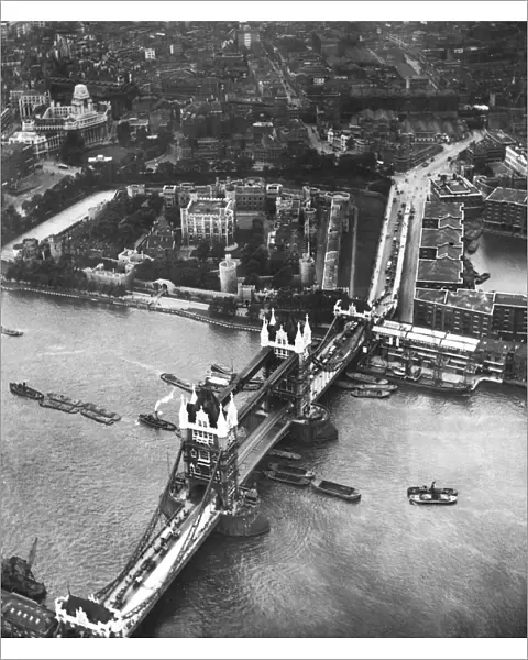 Aerial view of Tower Bridge and the Tower of London in 1931 R