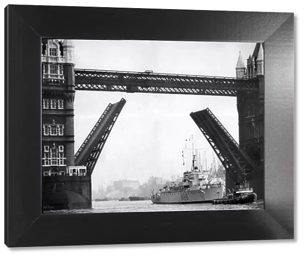 HMS Cheerful, Royal Navy minesweeper, going through Tower Bridge