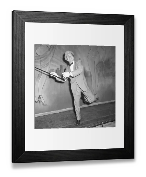 Framed Print : Sir Laurence Olivier as Archie Rice in The Entertainer Framed Print : Sir Laurence Olivier as Archie Rice in The Entertainer
