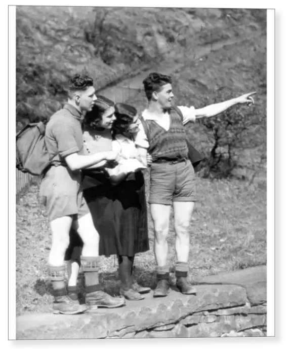 Print : Hikers studying a map Print : Hikers studying a map