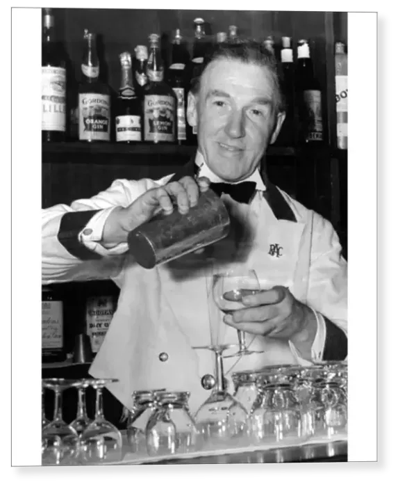 Print : Barman mixing a cocktail Print : Barman mixing a cocktail