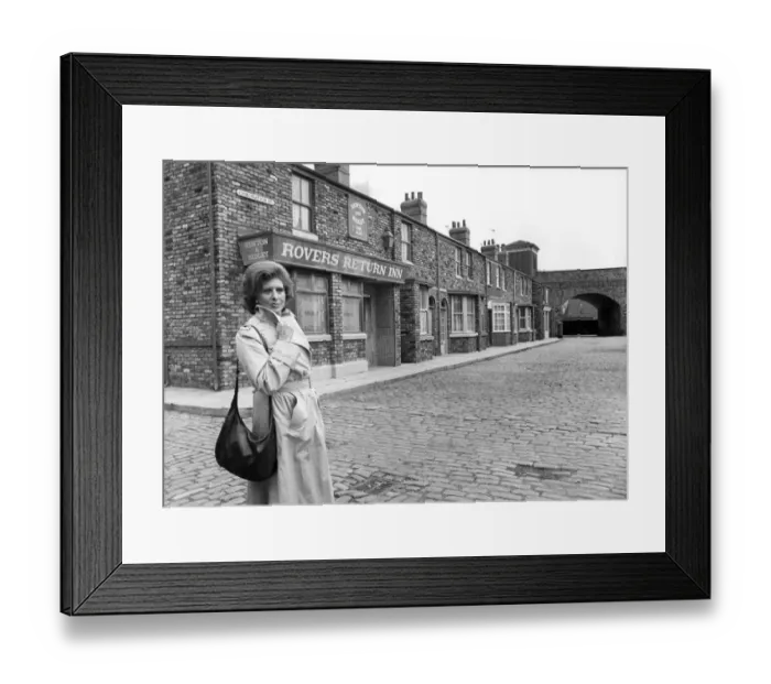 Framed Print : Pat Phoenix stands outside the Rovers Return in Coronation Street Framed Print : Pat Phoenix stands outside the Rovers Return in Coronation Street