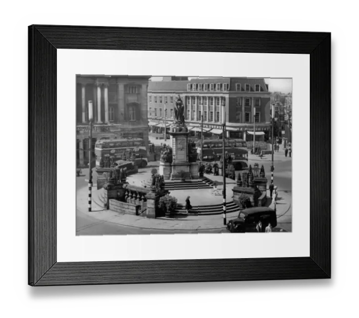 Framed Print : Statue of Queen Victoria in Queen Victoria Square, Hull Framed Print : Statue of Queen Victoria in Queen Victoria Square, Hull