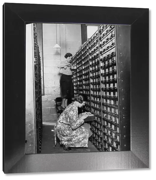 Filling clerks 1932