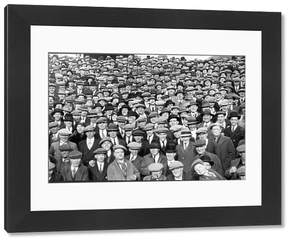 Crowd at Leicester City v Sunderland football match - 1930 s. R