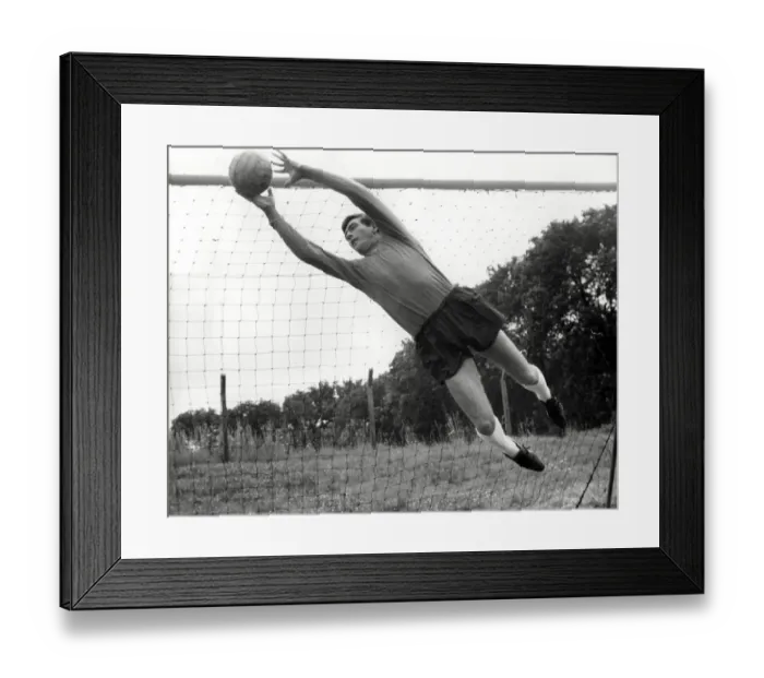 Framed Print : Goalkeeper Pat Jennings training in 1968 Framed Print : Goalkeeper Pat Jennings training in 1968