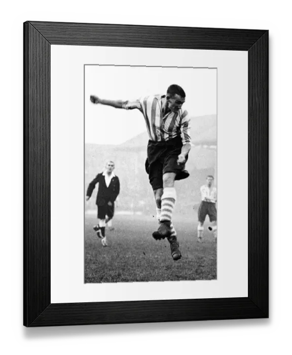Framed Print : Neil Dewar in play for Sheffield Wednesday FC in 1936 Framed Print : Neil Dewar in play for Sheffield Wednesday FC in 1936