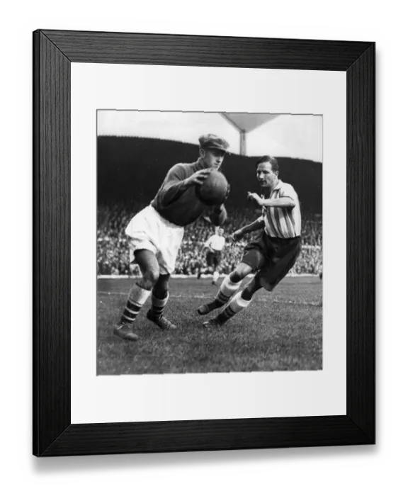 Framed Print : Alex Wilson, the Arsenal goalkeeper, beating Ellis Rimmer, of Sheffield Wednesday Framed Print : Alex Wilson, the Arsenal goalkeeper, beating Ellis Rimmer, of Sheffield Wednesday