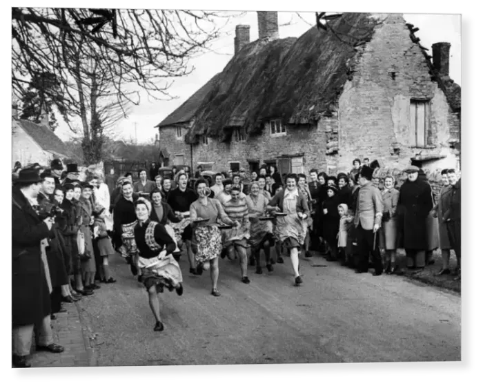Print : Women taking part in the annual pancake at Olney in Buckinghamshire Print : Women taking part in the annual pancake at Olney in Buckinghamshire