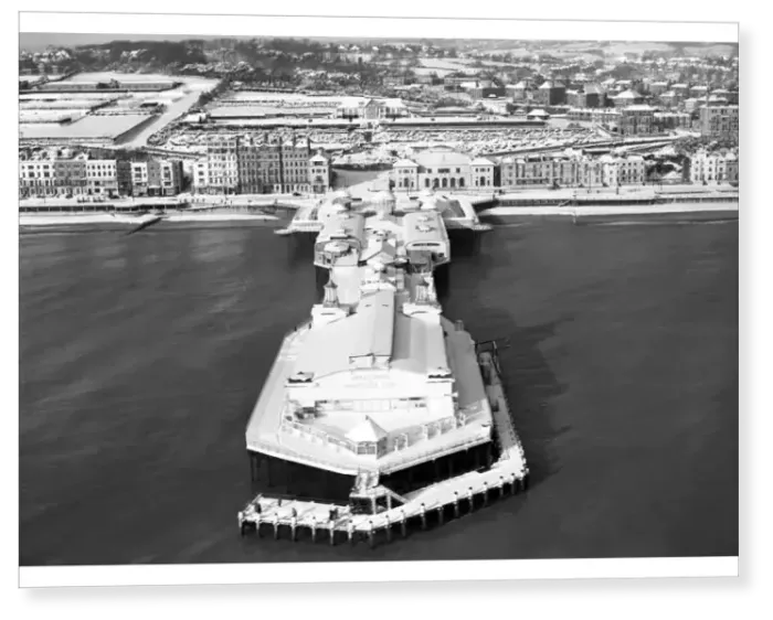 Print : An aerial view of Hastings in the snow Print : An aerial view of Hastings in the snow