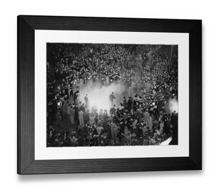Framed Print : Crowds dancing in Piccadilly Circus on VJ Day Framed Print : Crowds dancing in Piccadilly Circus on VJ Day