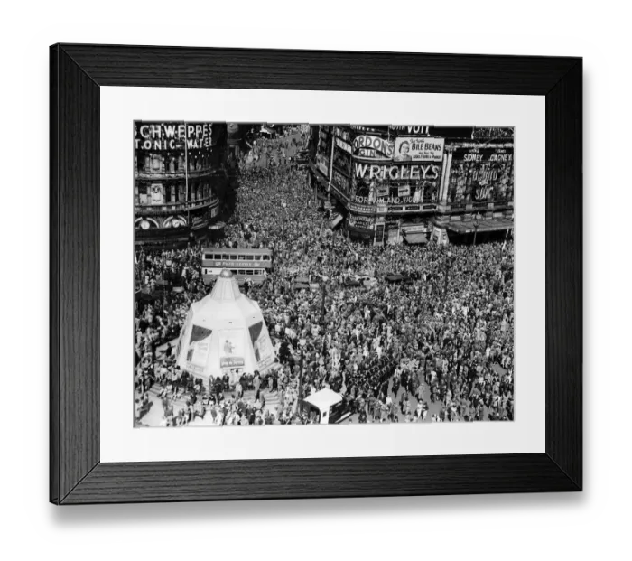 Framed Print : VJ Day celebrations in London, crowds gathered in Piccadilly Circus and Shaftesbury Avenue