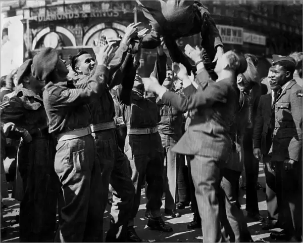 Soldiers celebrate VJ Day