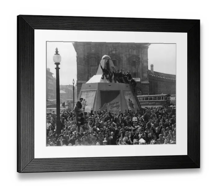 Framed Print : VJ Day in Piccadilly Circus Framed Print : VJ Day in Piccadilly Circus
