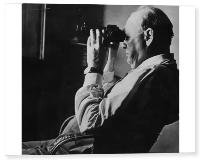 Print : Sir Winston Churchill looking through a set of binocular Print : Sir Winston Churchill looking through a set of binocular