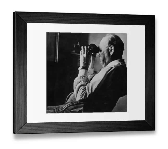 Framed Print : Sir Winston Churchill looking through a set of binocular Framed Print : Sir Winston Churchill looking through a set of binocular