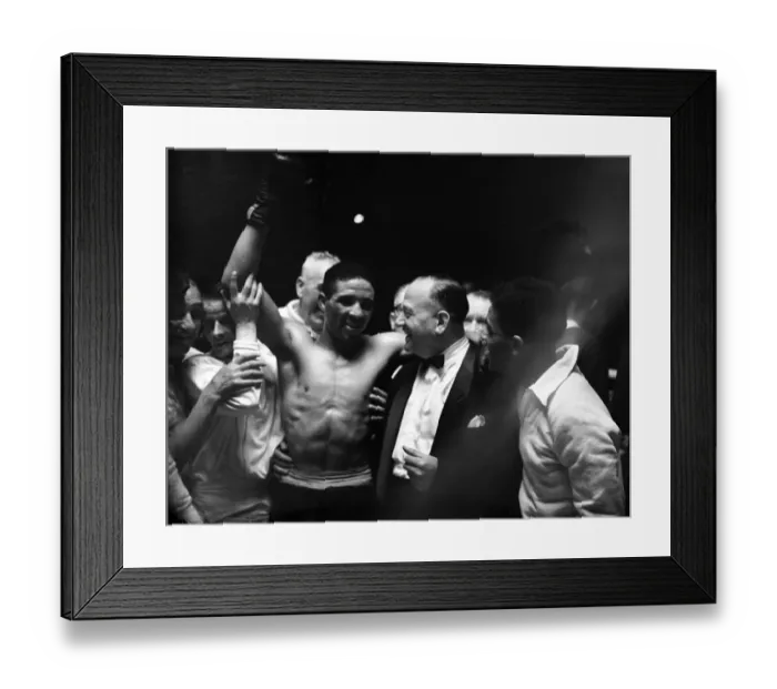 Framed Print : Scene at the end of the Sugar Ray Robinson v Randolph Turpin fight 1951 Framed Print : Scene at the end of the Sugar Ray Robinson v Randolph Turpin fight 1951