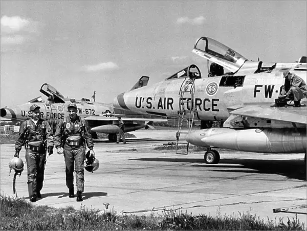USAF pilots with F-100 Super Sabre aircraft