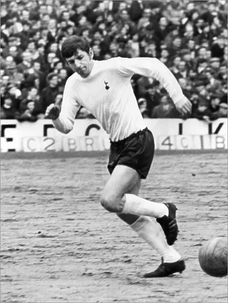Martin Peters in action for Spurs