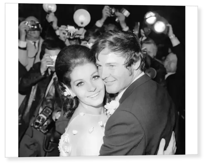 Print : RogerMoorepictured after his wedding to Luisa Mattioli, atCaxtonHall, London 1969 Print : RogerMoorepictured after his wedding to Luisa Mattioli, atCaxtonHall, London 1969