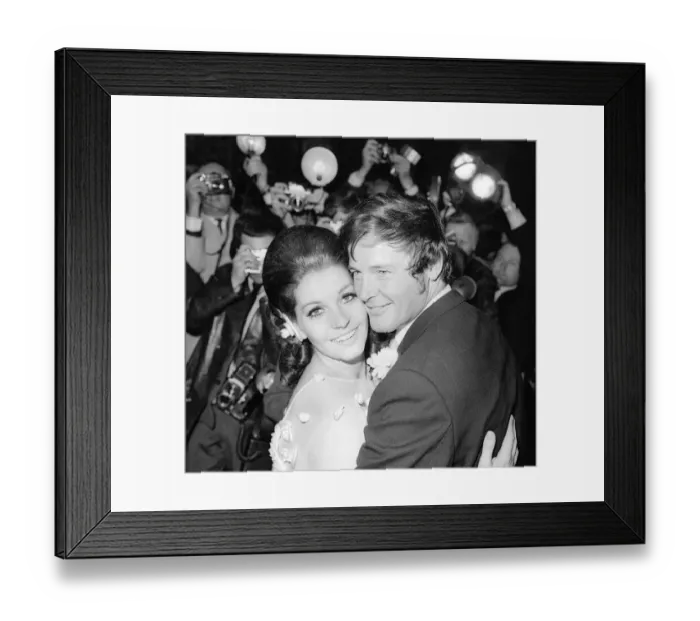 Framed Print : RogerMoorepictured after his wedding to Luisa Mattioli, atCaxtonHall, London 1969 Framed Print : RogerMoorepictured after his wedding to Luisa Mattioli, atCaxtonHall, London 1969