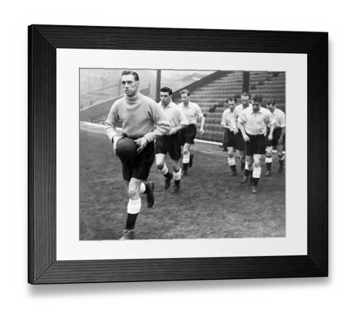 Framed Print : Ray Wood, Johnny Haynes, Bill Slater, Nat Lofthouse, Stanley Matthews, Roger Byrne and unknown at an England training session. 1954 Framed Print : Ray Wood, Johnny Haynes, Bill Slater, Nat Lofthouse, Stanley Matthews, Roger Byrne and unknown at an England training session. 1954