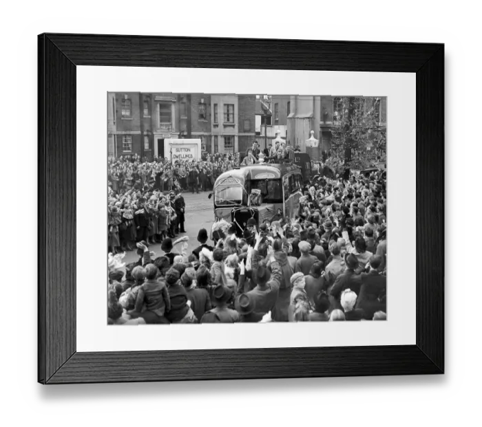 Framed Print : Arsenal parade the FA cup on Upper Street Islington 1950 Framed Print : Arsenal parade the FA cup on Upper Street Islington 1950