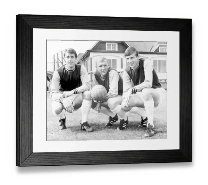 Framed Print : Geoff Hurst, Bobby Moore and Martin Peters Framed Print : Geoff Hurst, Bobby Moore and Martin Peters